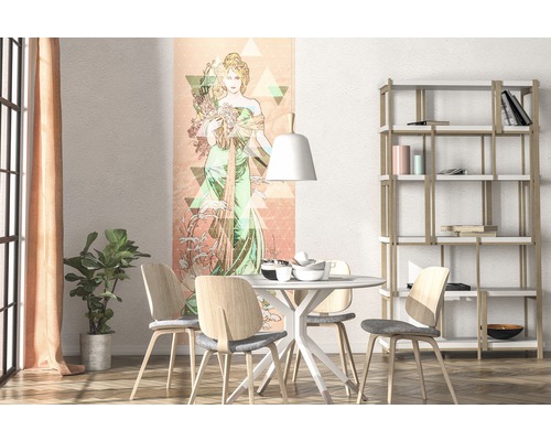 Sală de mese luminoasă cu masă, scaune, raft și pictură murală