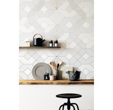 Decor decorativ de perete cu modele geometrice de faianță, rafturi din lemn și decor de bucătărie