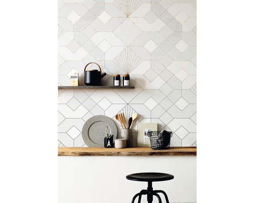 Decor decorativ de perete cu modele geometrice de faianță, rafturi din lemn și decor de bucătărie