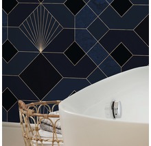Design baie cu tapet geometric, cadă și coș de rufe