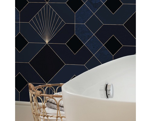 Design baie cu tapet geometric, cadă și coș de rufe