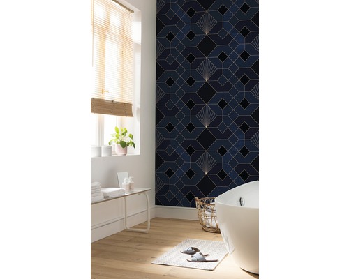 Baie cu tapet geometric, cadă și podea din lemn pentru o ambianță luminoasă și organizată.