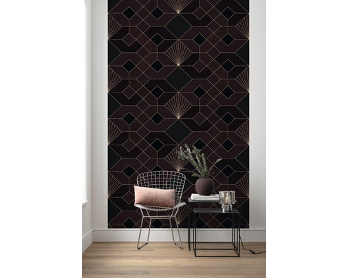 Cameră de zi cu tapet geometric, scaun și măsuță laterală