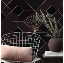 Scenă cu tapet geometric, scaun și decorațiuni pentru design interior