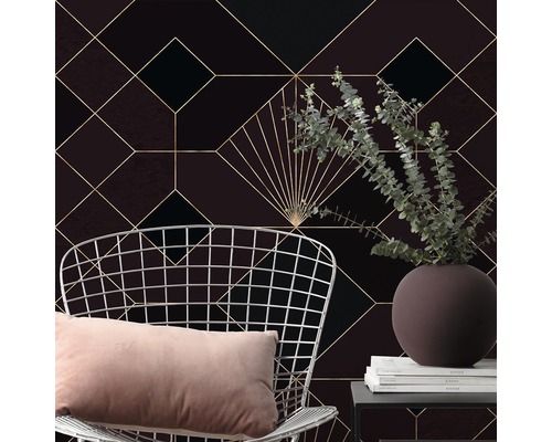 Scenă cu tapet geometric, scaun și decorațiuni pentru design interior
