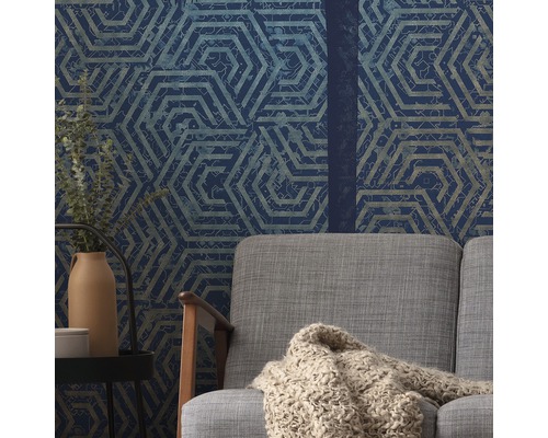 Vedere a camerei cu tapet cu model geometric într-o sufragerie.