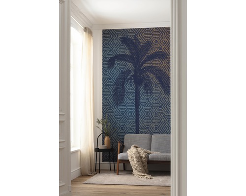 Living cu fototapet cu motiv de palmier, canapea și măsuță laterală.