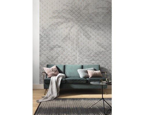 Living cu tapet modelat, canapea, covor și măsuță laterală