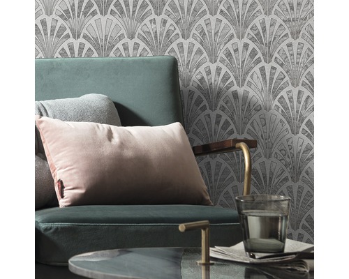 Scenă cu fotoliu, perne și tapet cu model în stil Art Deco