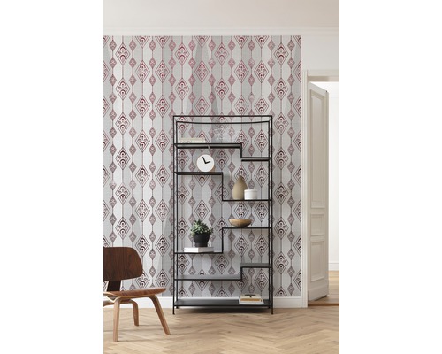 Vedere a camerei cu tapet cu model, raft și scaun