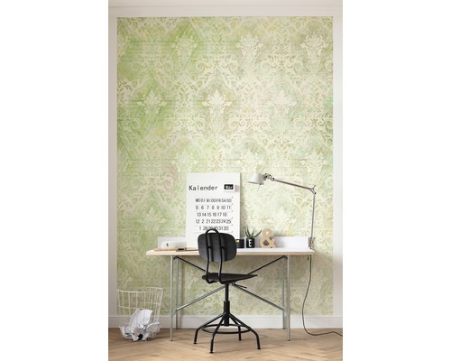 Birou cu masă de scris, scaun de birou, lampă de birou și tapet cu model