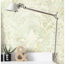 Tapetă decorativă cu model floral în spatele unei lămpi de birou