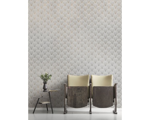 Cameră de zi cu tapet cu model de evantai, măsuță laterală și scaune