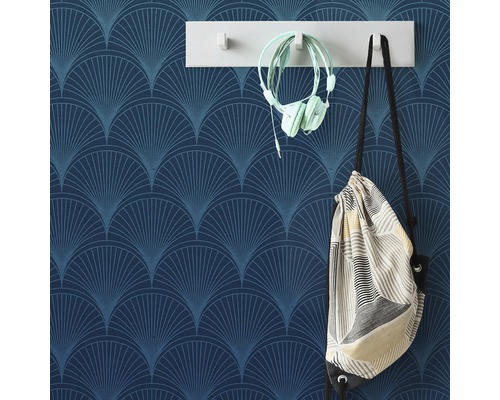 Tapetă cu model albastru cu suport pentru haine, căști și sac din material textil