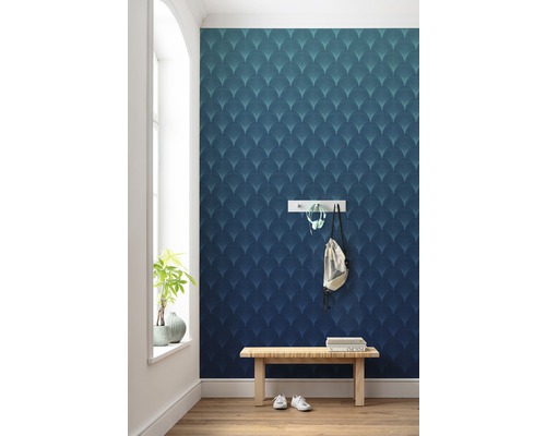 Hol cu tapetă cu model, bancă și cuier