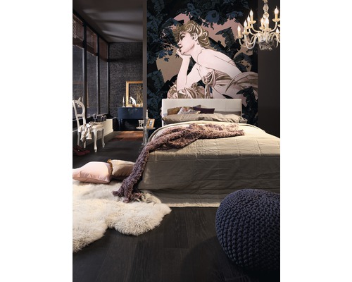 Dormitor cu pat dublu, covor și tapet cu model