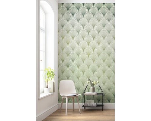 Cameră de zi cu model de tapet evantai verde, scaun și măsuță laterală.