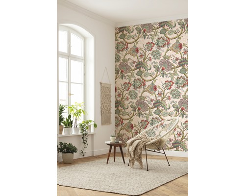 Cameră de zi cu tapet cu model, fotoliu și covor