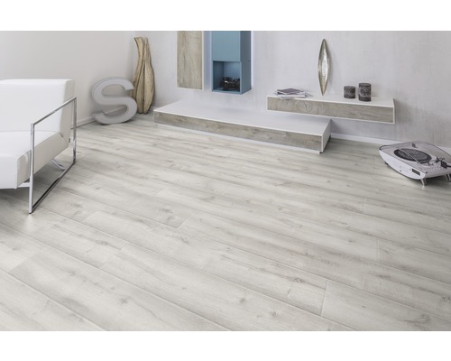 Cameră luminoasă cu parchet laminat cu aspect de lemn și mobilier modern