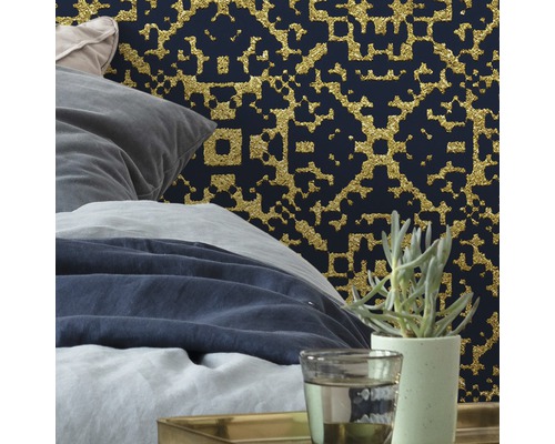 Dormitor cu pat și tapet cu model albastru închis