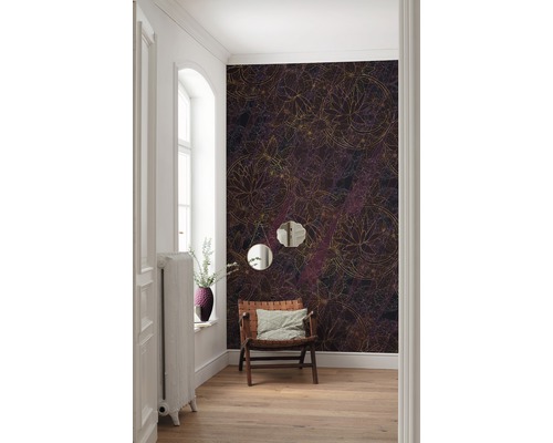 Cameră cu tapet cu model, fotoliu și oglinzi