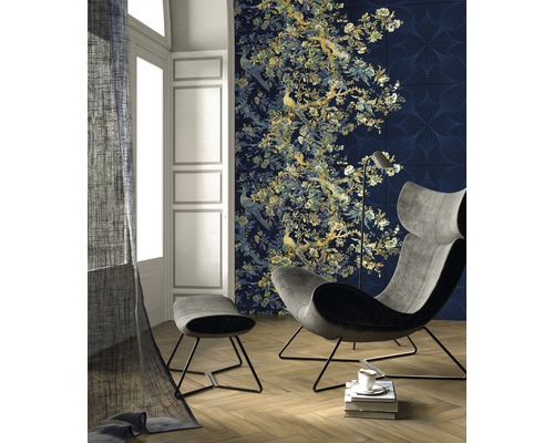 Cameră de zi cu fotoliu, taburet și tapet de perete cu motive florale și motive de păsări.