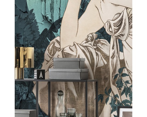 Pictură murală decorativă cu motiv de plante și o femeie pe un raft cu decorațiuni