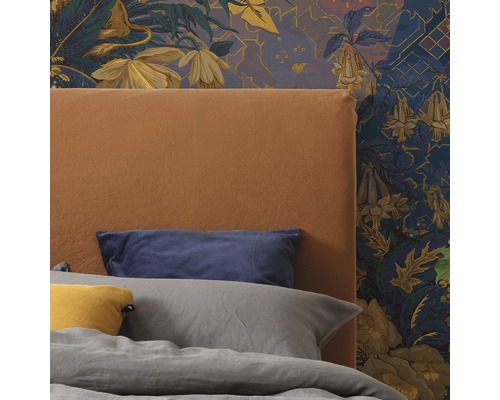 Dormitor cu tăblie tapițată, perne și tapet floral