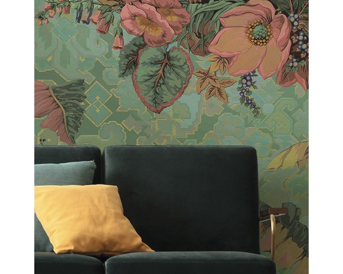 Imagine detaliată cu un tapet floral într-un spațiu de locuit