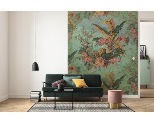 Living cu canapea verde, tapet floral și lampă suspendată