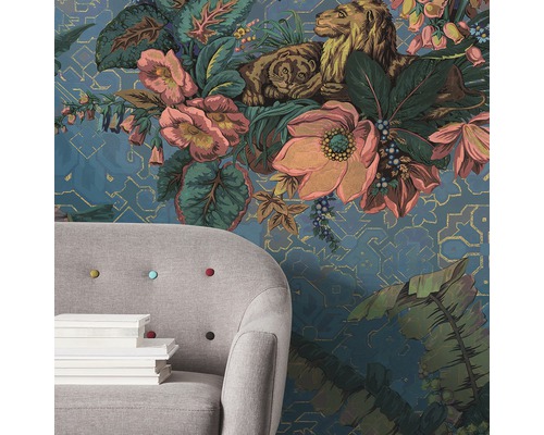 Tapetă cu model cu flori, lei și tigri lângă un fotoliu cu cărți