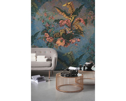 Cameră de zi decorativă cu tapet cu model, canapea și măsuțe laterale.