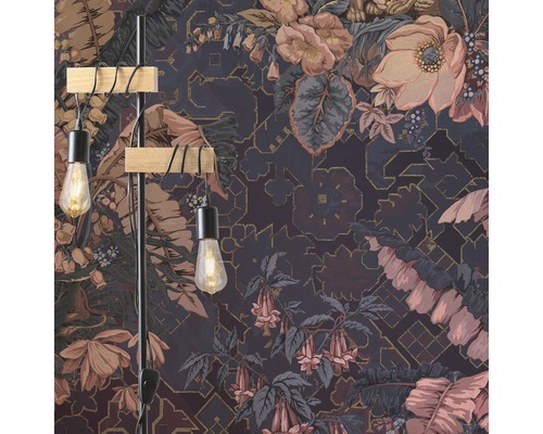 Lampă de podea și tapet cu model floral într-o cameră