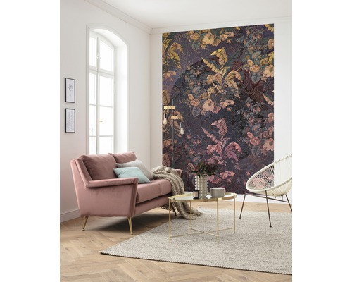 Sufragerie cu tapet cu model, canapea, fotoliu și covor