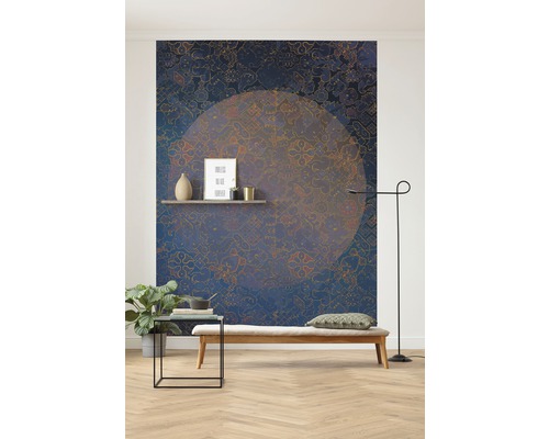 Amenajare cameră cu tapet cu model, bancă și lampă de podea