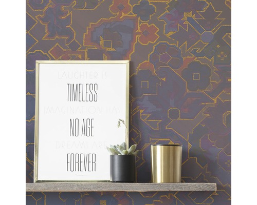 Tapet cu model ca fundal cu raft decorativ, citat înrămat, suculentă și suport de lumânare