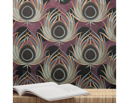 Tapet cu design cu pene de păun pe un perete