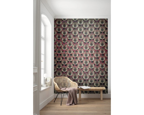 Cameră cu tapet cu model, scaun din ratan și bancă din lemn