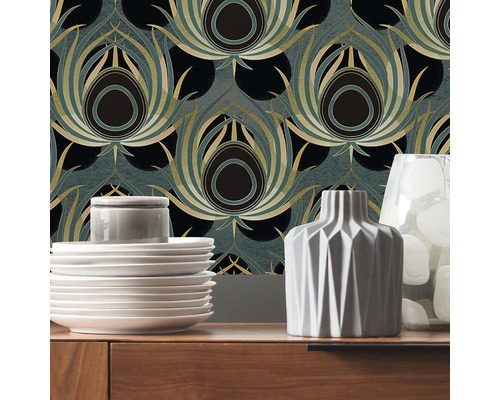 Ambianță decorativă de locuit cu tapet cu motive florale în stil Art Deco, veselă și vaze