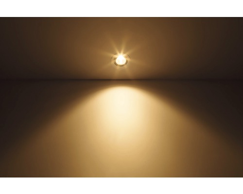 Lampa de tavan iluminează o cameră