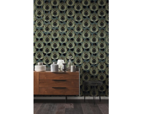 Cameră de zi cu comodă, decorațiuni și tapet cu model de pene