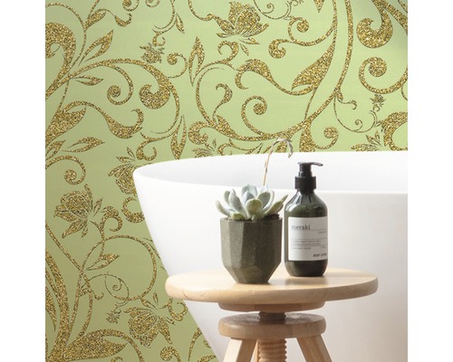 Decor decorativ de perete cu model floral de tapet, cadă și accesorii de baie pe un scaun