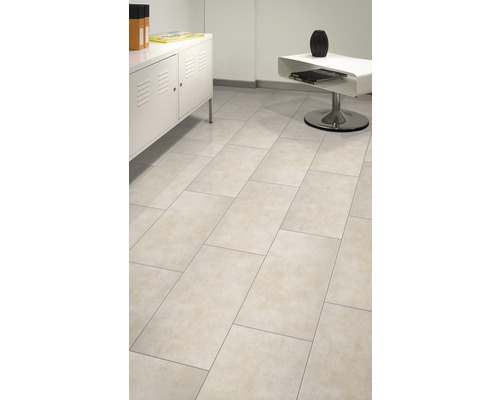 Interior cu gresie, comodă și masă