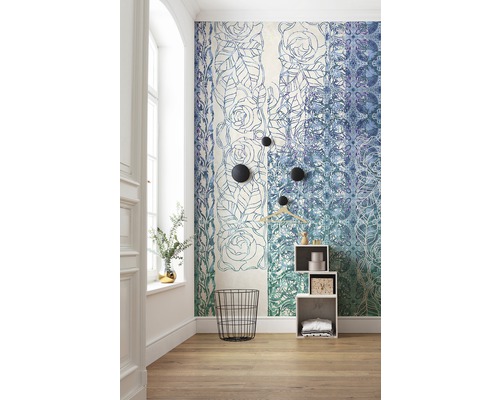 Cameră cu tapet cu model floral, coș de sârmă negru și raft alb.