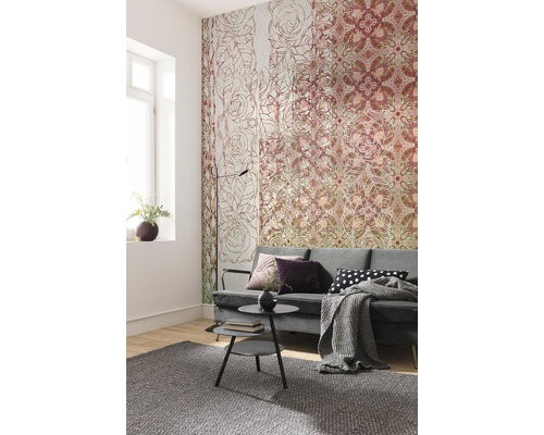 Cameră de zi cu tapet cu model, canapea, măsuță de cafea și covor.