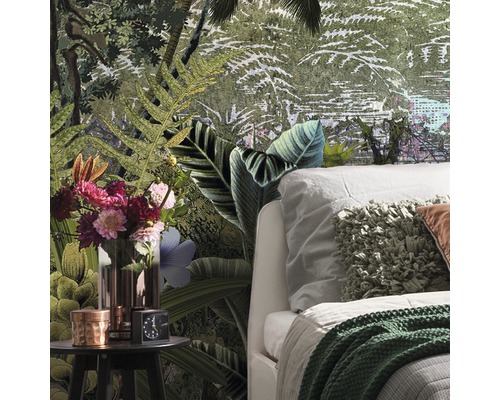 Dormitor cu tapet cu junglă, noptieră și pat