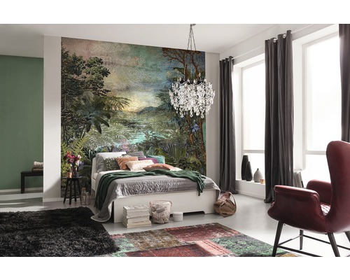 Dormitor cu fototapet junglă, pat, fotoliu și perdele