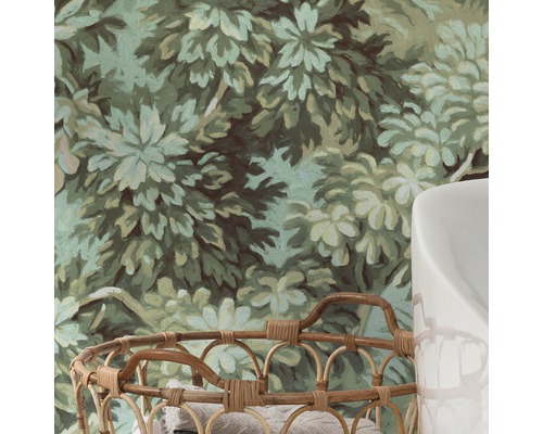 Tapetă cu model floral, coș de rufe și chiuvetă