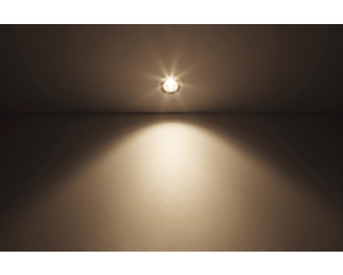 Lumină de plafon care iluminează o cameră