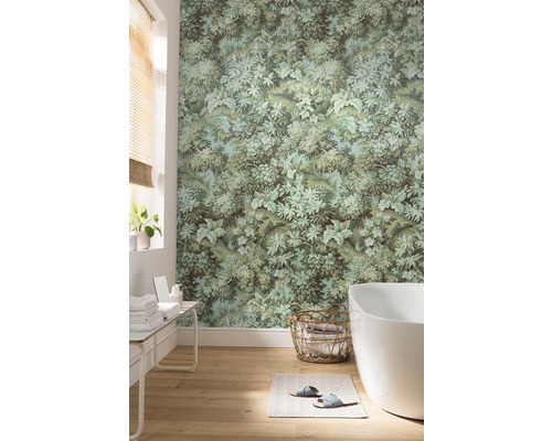 Baie cu tapetă cu junglă, cadă, prosoape și podea din lemn